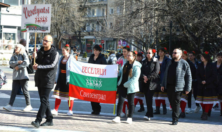 Близо 1100 танцьори откриха фестивала „Хайдушка софра“ с шествие през центъра на Хасково