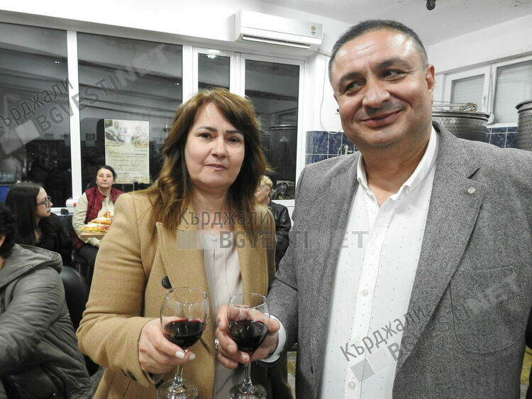 Духът на траките сатри оживя в Момчилград,  ценители на виното дегустираха свещената напитка с музика и поезия