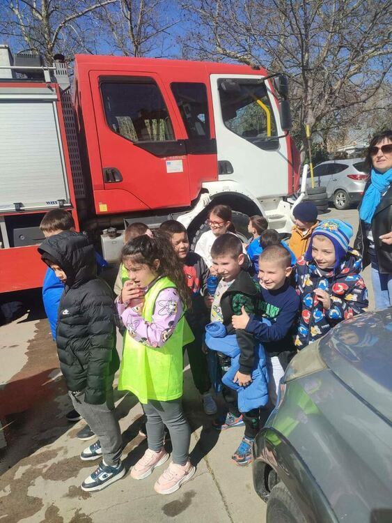 Радостни детски възгласи и много настроение изпълниха двора на пожарната служба в Асеновград