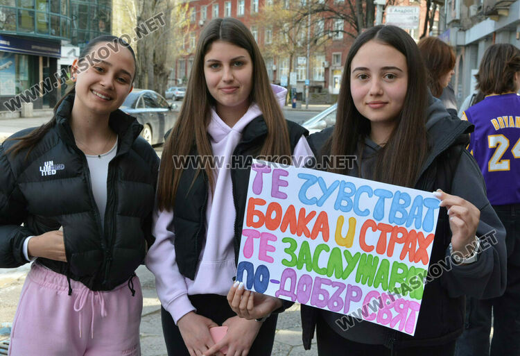 Десетки излязоха на протест в защита на животните в Хасково