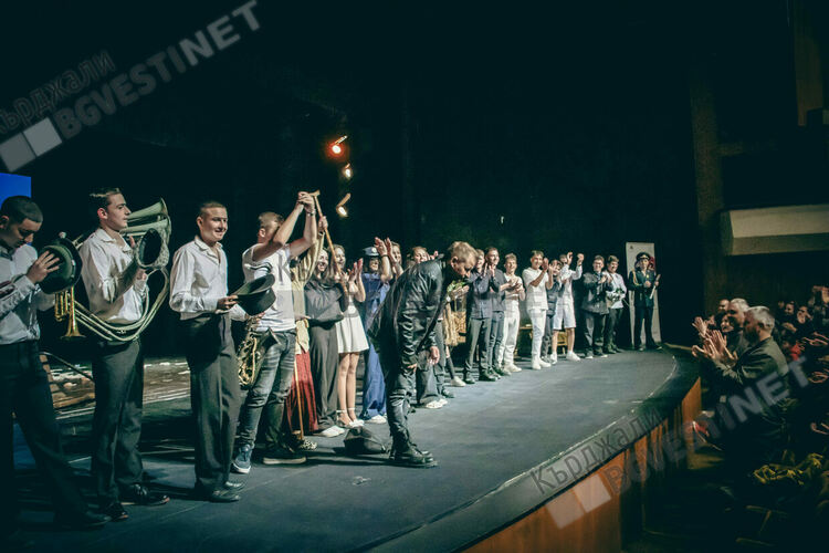 Фурор в Кърджали: Младежкият театър „Има как“  по проект на Сдружение „Омега“ завладя публиката