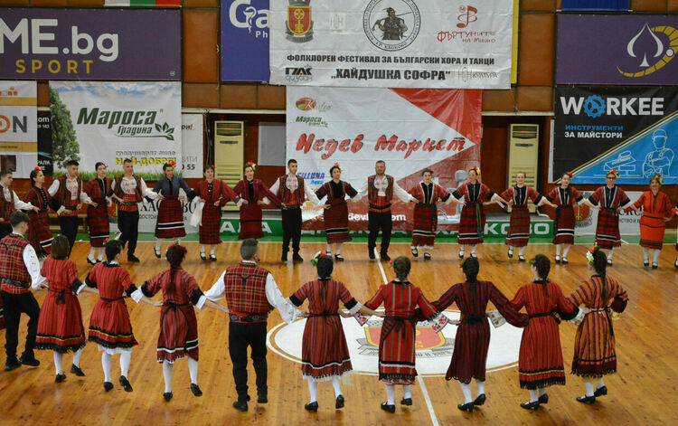 Близо 1100 танцьори откриха фестивала „Хайдушка софра“ с шествие през центъра на Хасково