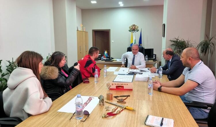 Конструктивен диалог между кмета Грудев и протестиращите за футбола в Асеновград