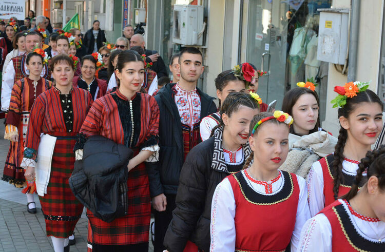 Близо 1100 танцьори откриха фестивала „Хайдушка софра“ с шествие през центъра на Хасково