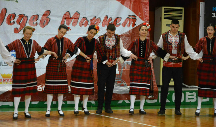 Близо 1100 танцьори откриха фестивала „Хайдушка софра“ с шествие през центъра на Хасково