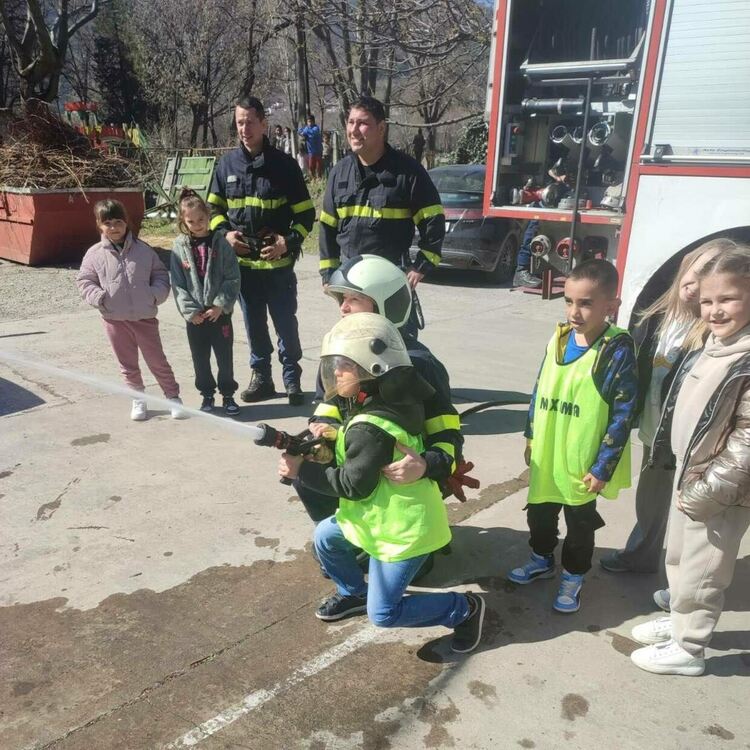 Радостни детски възгласи и много настроение изпълниха двора на пожарната служба в Асеновград