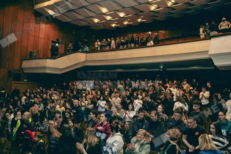 Фурор в Кърджали: Младежкият театър „Има как“  по проект на Сдружение „Омега“ завладя публиката