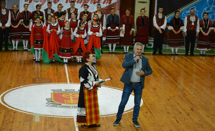 Близо 1100 танцьори откриха фестивала „Хайдушка софра“ с шествие през центъра на Хасково