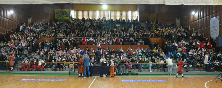 Близо 1100 танцьори откриха фестивала „Хайдушка софра“ с шествие през центъра на Хасково