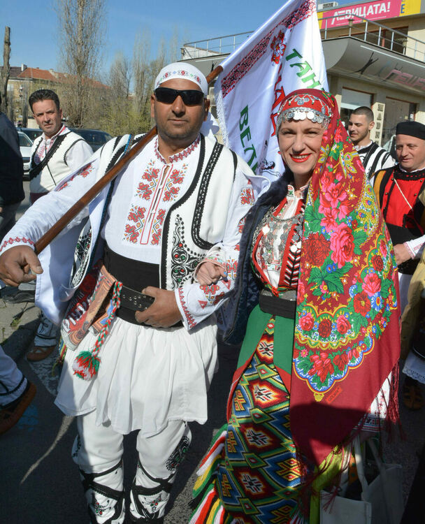 Близо 1100 танцьори откриха фестивала „Хайдушка софра“ с шествие през центъра на Хасково