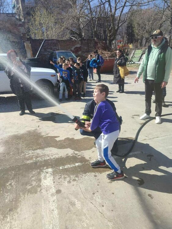 Радостни детски възгласи и много настроение изпълниха двора на пожарната служба в Асеновград