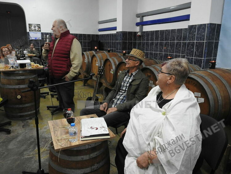 Духът на траките сатри оживя в Момчилград,  ценители на виното дегустираха свещената напитка с музика и поезия