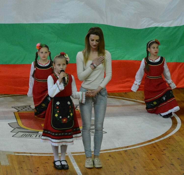 Близо 1100 танцьори откриха фестивала „Хайдушка софра“ с шествие през центъра на Хасково