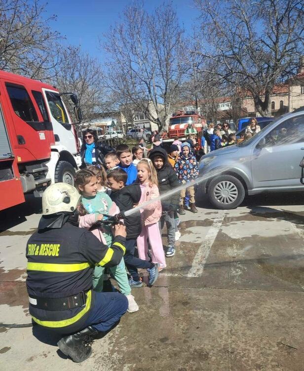 Радостни детски възгласи и много настроение изпълниха двора на пожарната служба в Асеновград
