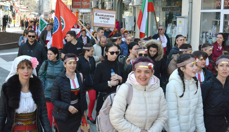 Близо 1100 танцьори откриха фестивала „Хайдушка софра“ с шествие през центъра на Хасково