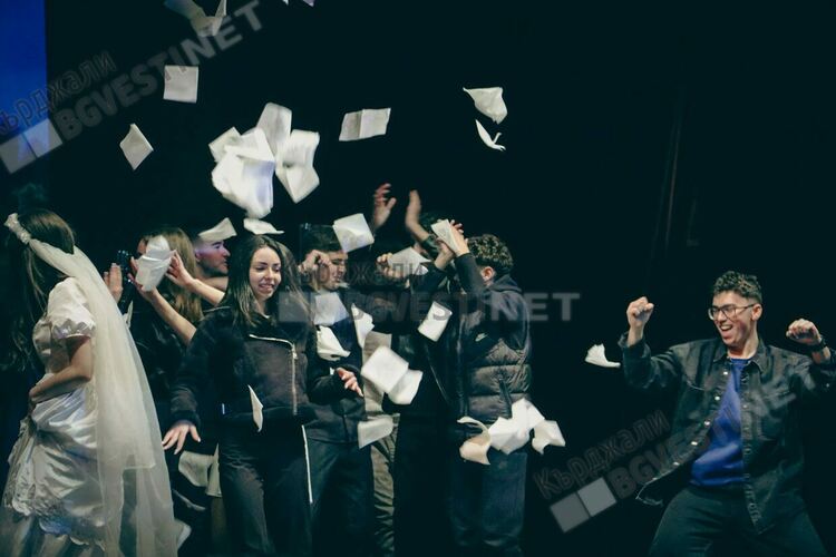 Фурор в Кърджали: Младежкият театър „Има как“  по проект на Сдружение „Омега“ завладя публиката