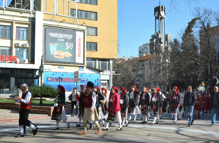 Близо 1100 танцьори откриха фестивала „Хайдушка софра“ с шествие през центъра на Хасково