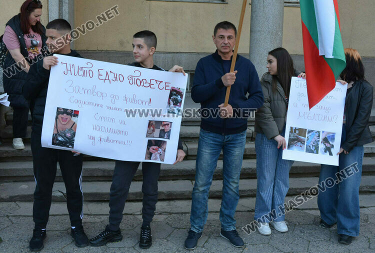 Десетки излязоха на протест в защита на животните в Хасково