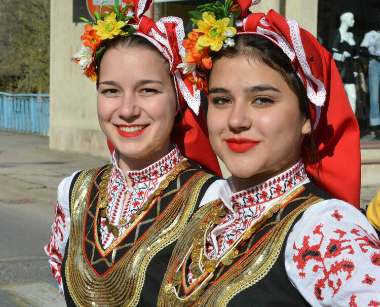 Близо 1100 танцьори откриха фестивала „Хайдушка софра“ с шествие през центъра на Хасково