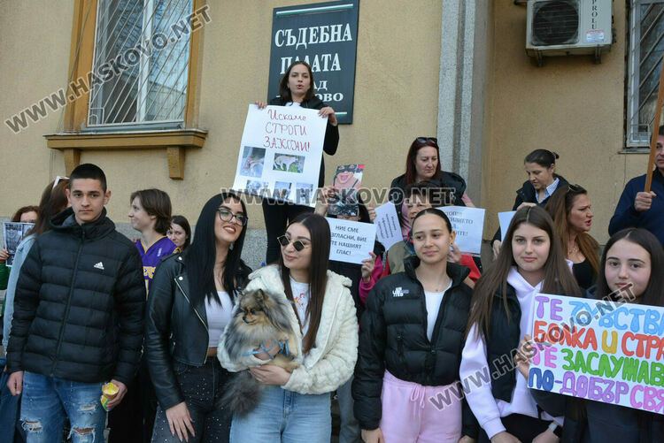 Десетки излязоха на протест в защита на животните в Хасково
