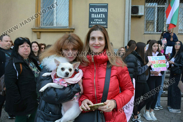 Десетки излязоха на протест в защита на животните в Хасково