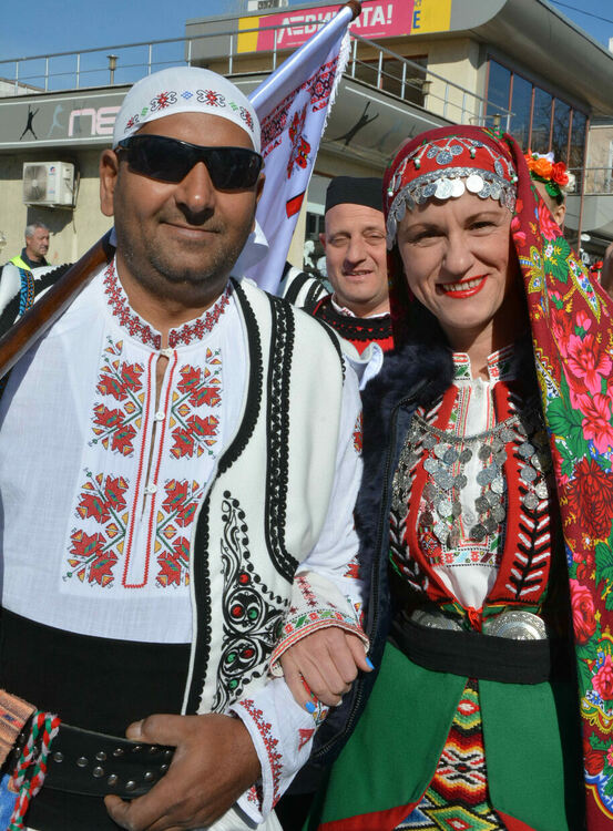 Близо 1100 танцьори откриха фестивала „Хайдушка софра“ с шествие през центъра на Хасково