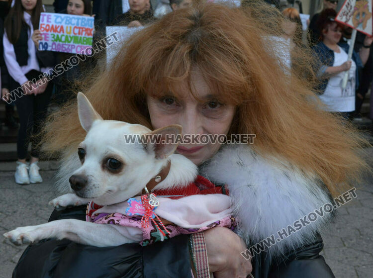 Десетки излязоха на протест в защита на животните в Хасково