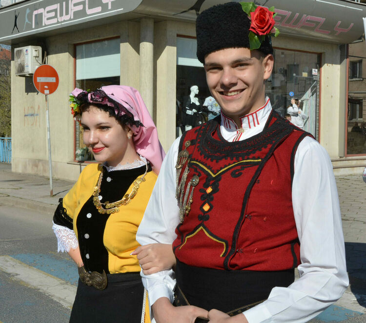 Близо 1100 танцьори откриха фестивала „Хайдушка софра“ с шествие през центъра на Хасково