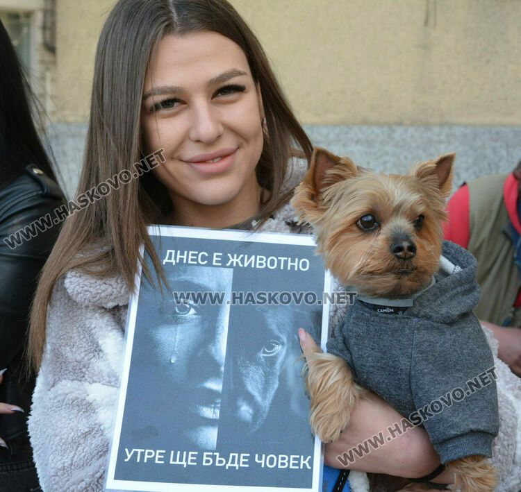 Десетки излязоха на протест в защита на животните в Хасково