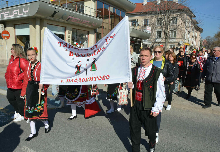 Близо 1100 танцьори откриха фестивала „Хайдушка софра“ с шествие през центъра на Хасково