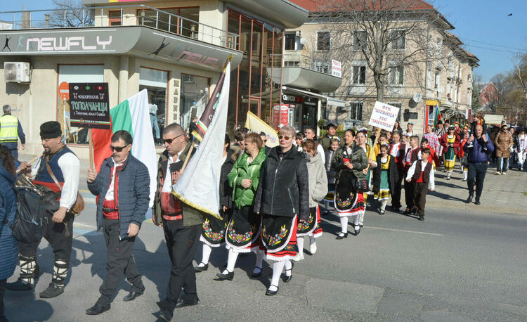 Близо 1100 танцьори откриха фестивала „Хайдушка софра“ с шествие през центъра на Хасково
