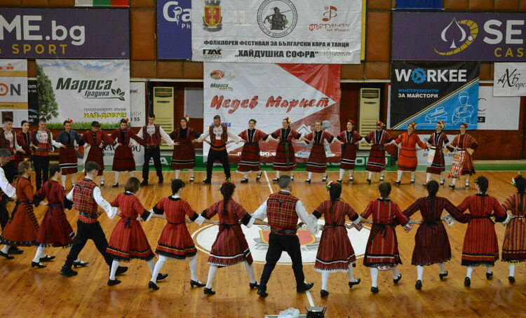 Близо 1100 танцьори откриха фестивала „Хайдушка софра“ с шествие през центъра на Хасково