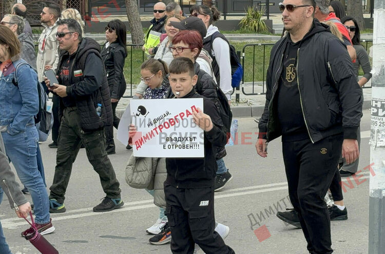 Стотици блокираха международния път край Димитровград, борят се за чист въздух
