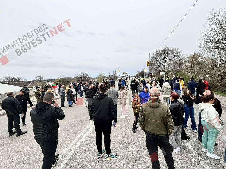Стотици блокираха международния път край Димитровград, борят се за чист въздух