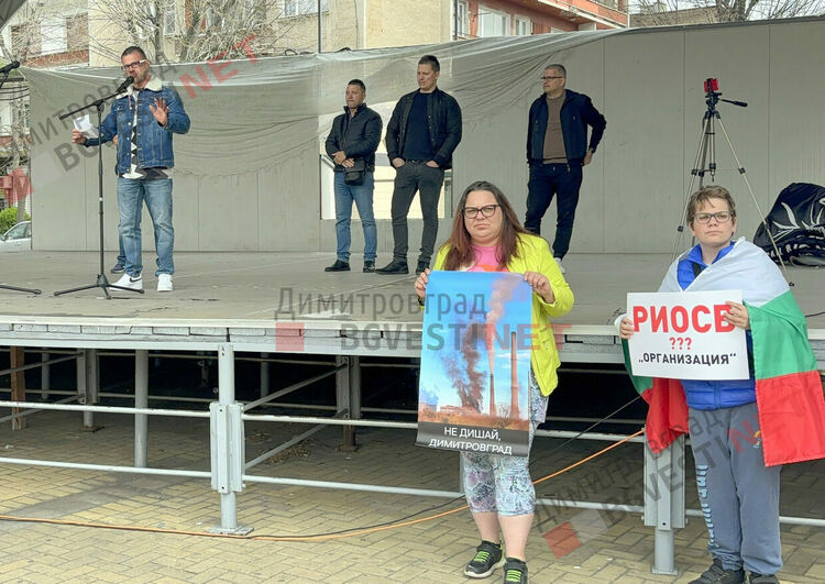 Стотици блокираха международния път край Димитровград, борят се за чист въздух
