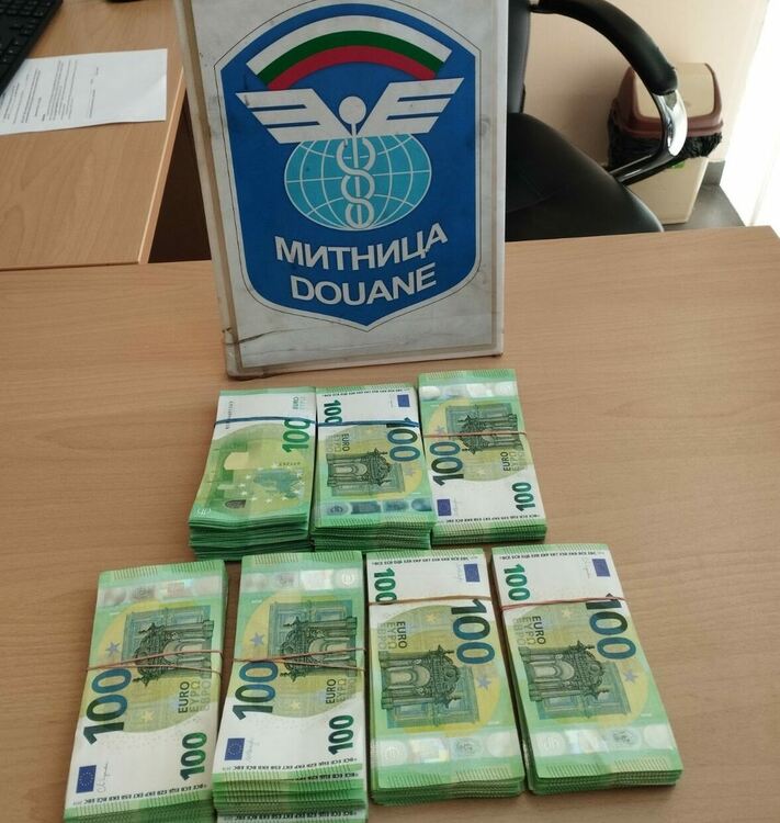 Недекларирана валута за близо половин милион лева е открита в три тира