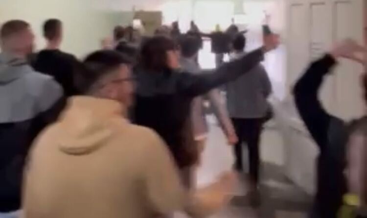 Маскирани като духове ученици от ПМГ-Димитровград поканиха класната си на бала 