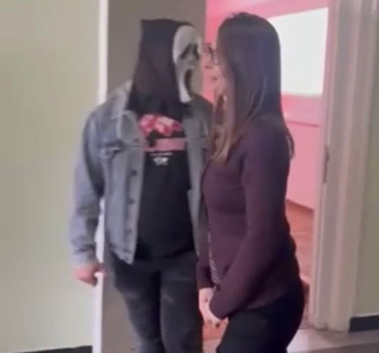 Маскирани като духове ученици от ПМГ-Димитровград поканиха класната си на бала 