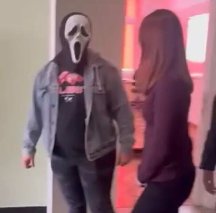 Маскирани като духове ученици от ПМГ-Димитровград поканиха класната си на бала 