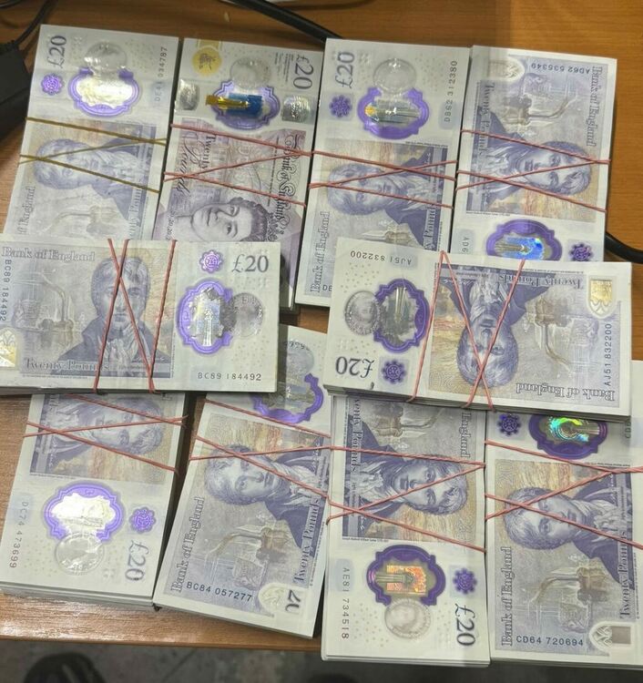 Недекларирана валута за близо половин милион лева е открита в три тира