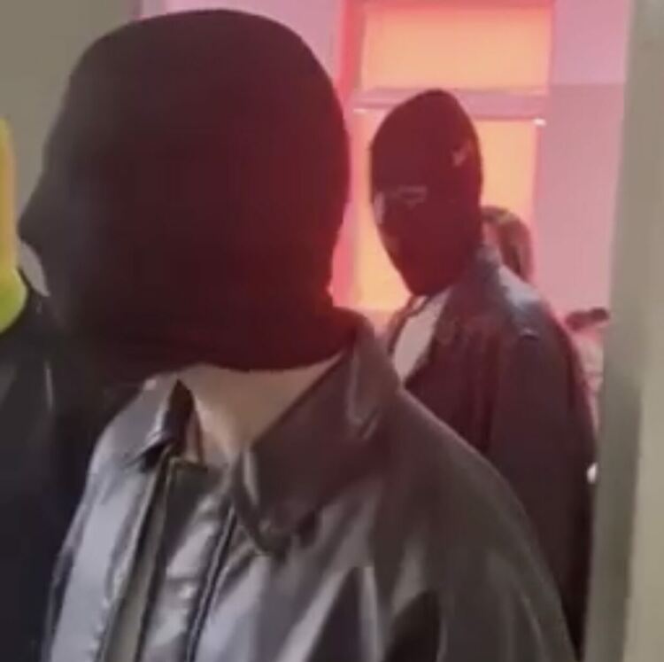 Маскирани като духове ученици от ПМГ-Димитровград поканиха класната си на бала 