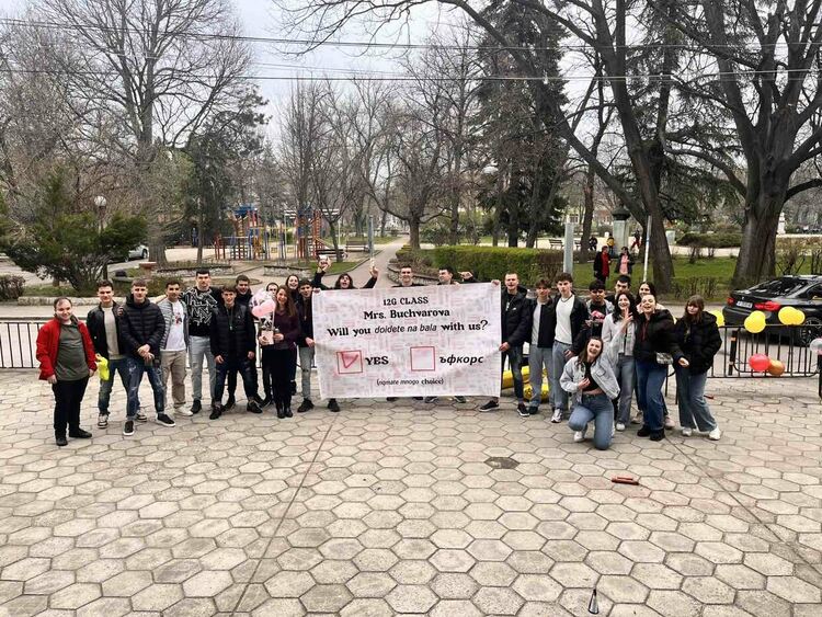 Маскирани като духове ученици от ПМГ-Димитровград поканиха класната си на бала 