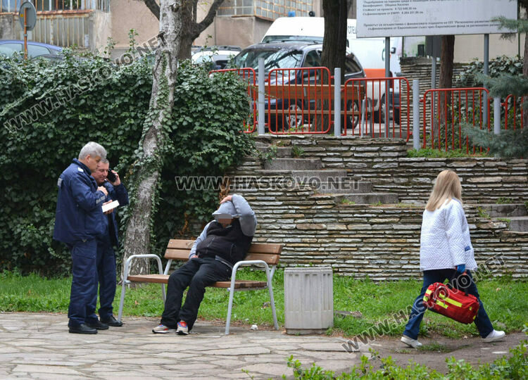 Паднал на земята хасковлия отказа медицинска помощ с думите: „Аз съм пиян, не съм болен“