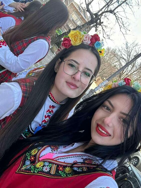 С гайда и народни носии ученици от ПМГ-Димитровград поканиха класния си ръководител на бала