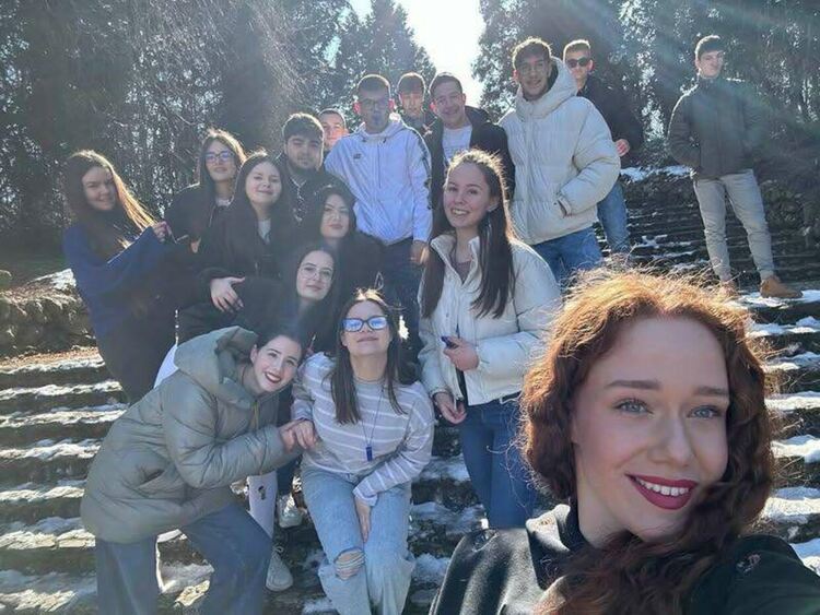 С гайда и народни носии ученици от ПМГ-Димитровград поканиха класния си ръководител на бала