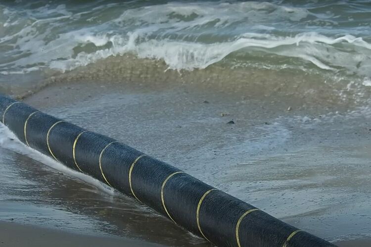 Интернет кабел на брега на океана. Стопкадър YouTube