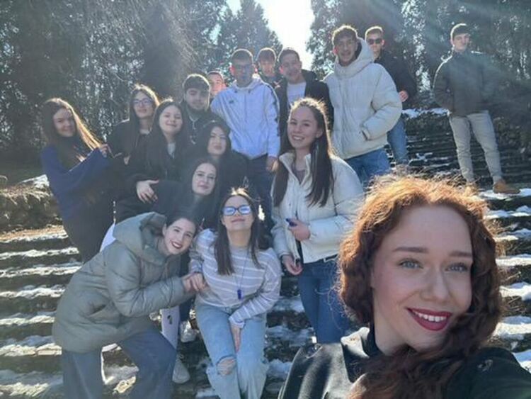 С гайда и народни носии ученици от ПМГ-Димитровград поканиха класния си ръководител на бала