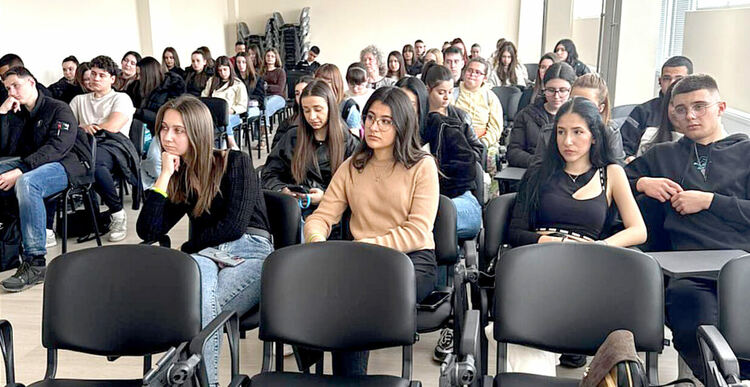 Ученици от четири училища се включиха в кампанията на НАП „Не сте сами“