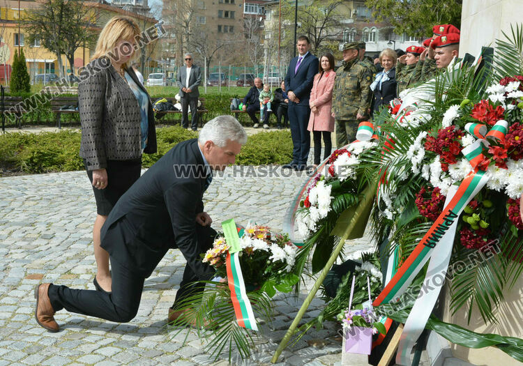 Хасково се преклони пред подвига на Десети Родопски полк и жертвите от погрома над тракийските бежанци