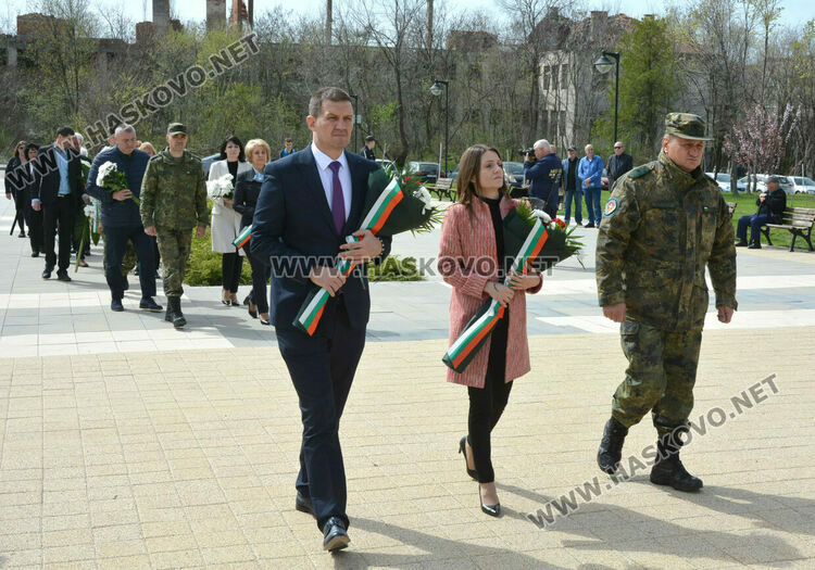 Хасково се преклони пред подвига на Десети Родопски полк и жертвите от погрома над тракийските бежанци